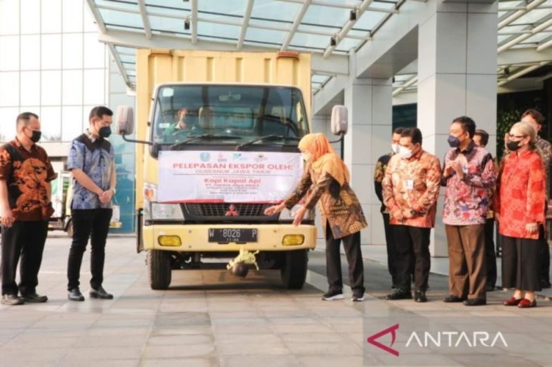 Gubernur Jatim Khofifah Indar Parawansa melepas ekspor berbagai produk ke empat negara tujuan di Surabaya, Selasa (1/11/2022). (ANTARA/HO-Biro Adpim Jatim)