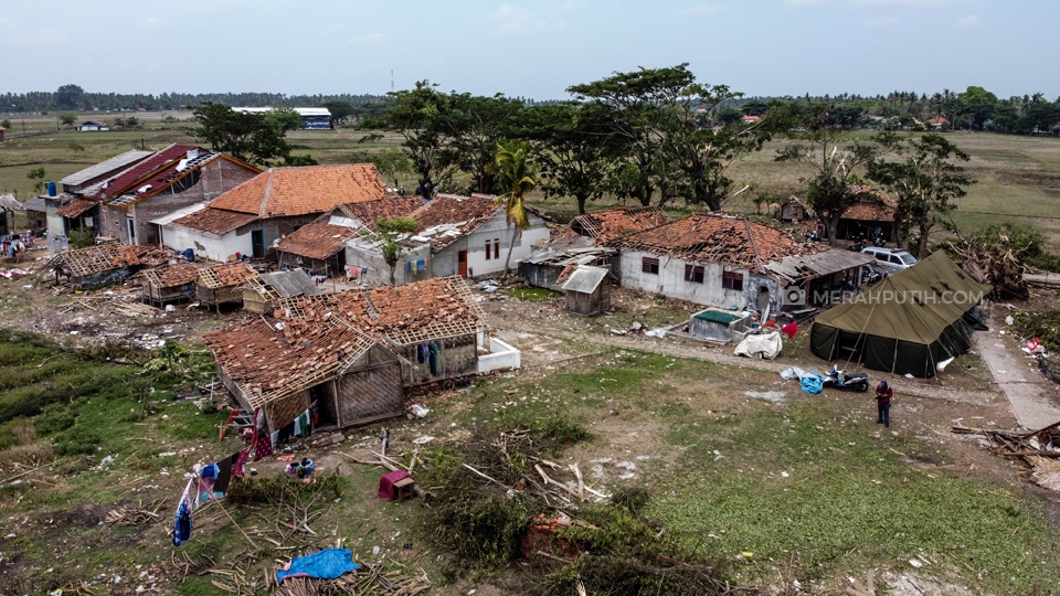 Bencana Angin Puting Beliung Rusak Puluhan Rumah di Tangerang
