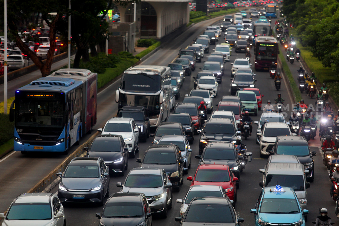 Wacana Pemprov DKI Jakarta Kaji Kenaikan Tarif TransJakarta Pasca DBH Dipotong