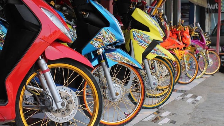 Anak Tongkrongan Motor Thailook Berban 'Cacing'