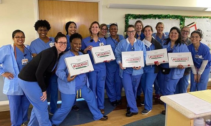 Krispy Kreme juga bagikan donat gratis kepada petugas kesehatan (Foto: Instagram/@krispykreme)