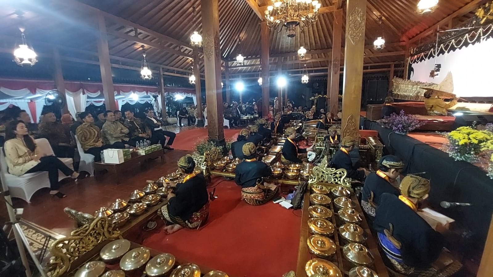Gibran dan Yusril menyaksikan pentas wayang kulit selama 1,5 jam