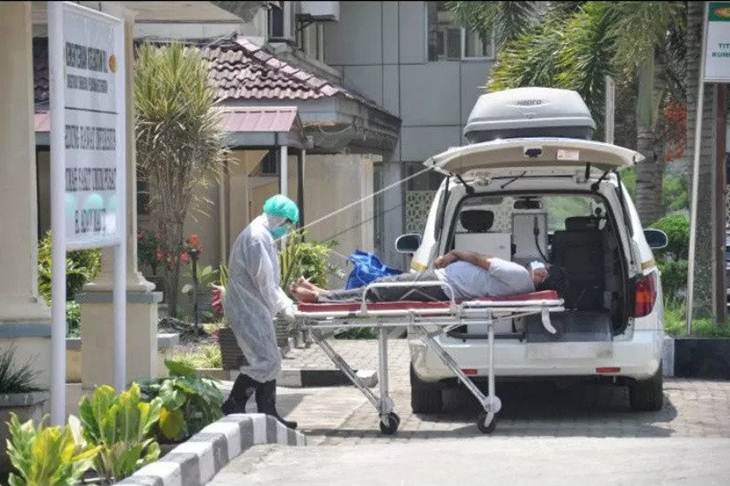 Dokumen - Petugas medis membawa seorang PDP terduga COVID-19 di Rumah Sakit Umum Pusat (RSUP) H Adam Malik Medan, Rabu (18/3/2020). ANTARA/Septianda Perdana