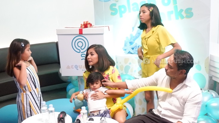 Ajak Keluarga Mampir ke Acquaree Spa Journey, Meisya Siregar: Berasa Kayak di Santorini!