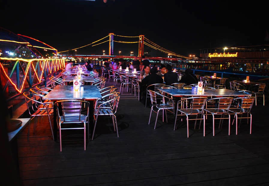 Restoran Riverside Tempat Makan Romantis Berlatar Belakang Jembatan Ampera