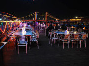 Restoran Riverside Tempat Makan Romantis Berlatar Belakang Jembatan Ampera