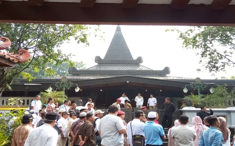 Prabowo bersama putra semata wayangnya Didit berziarah ke makam mertuanya di Astana Giribangun