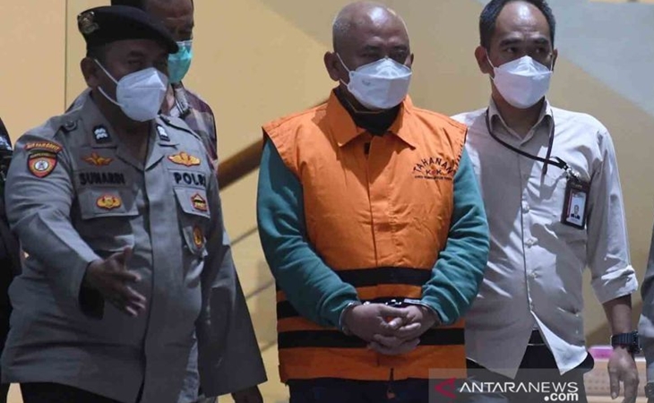 Wali Kota Bekasi Rahmat Effendi (tengah) mengenakan rompi tahanan KPK usai diperiksa di gedung KPK, Jakarta, Kamis (6/1/2022). (ANTARA FOTO/Hafidz Mubarak A/rwa.)