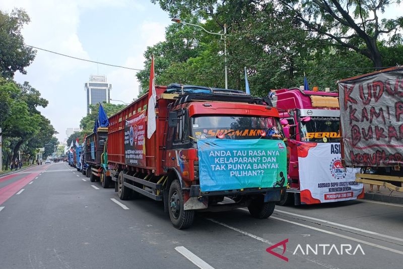 Hindari Jalan Medan Merdeka Selatan Arah Gambir, Ada Blokade Ratusan Truk Pendemo