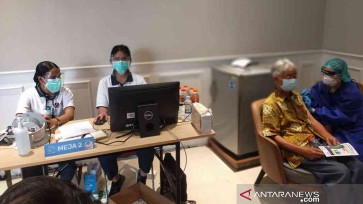 Vaksinasi tahap kedua bagi warga lanjut usia di Kabupaten Bekasi, Jawa Barat. ANTARA/Pradita Kurniawan Syah