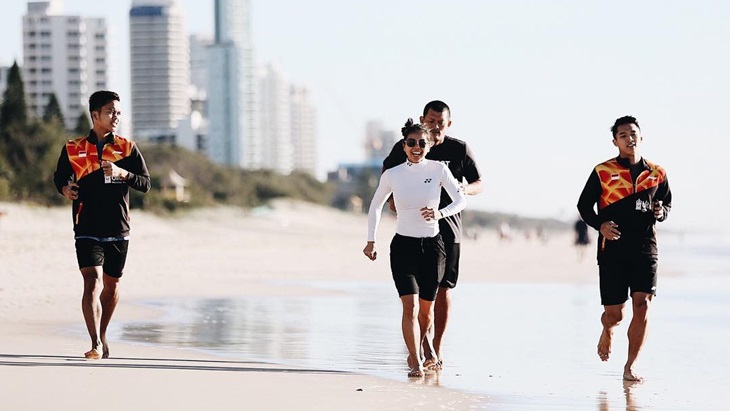 Anthony Ginting saat latihan di tepi pantai. (Instagram/@sinisukanthony)