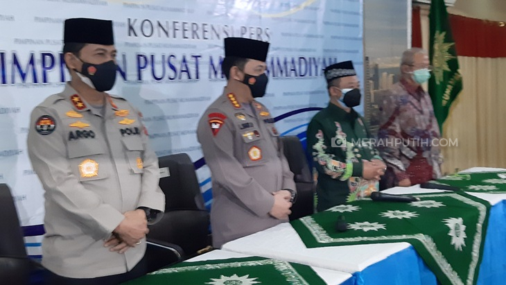 Kapolri Jenderal Listyo Sigit Prabowo (kedua kiri) saat bersilaturahmi ke PP Muhammadiyah, Jumat (29/1). (Foto: MP/Kanugrahan)