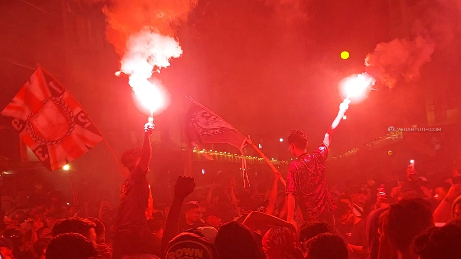 Rayakan 1 Abad Persis Solo, Ribuan Suporter Pesta Flare dan Kembang Api