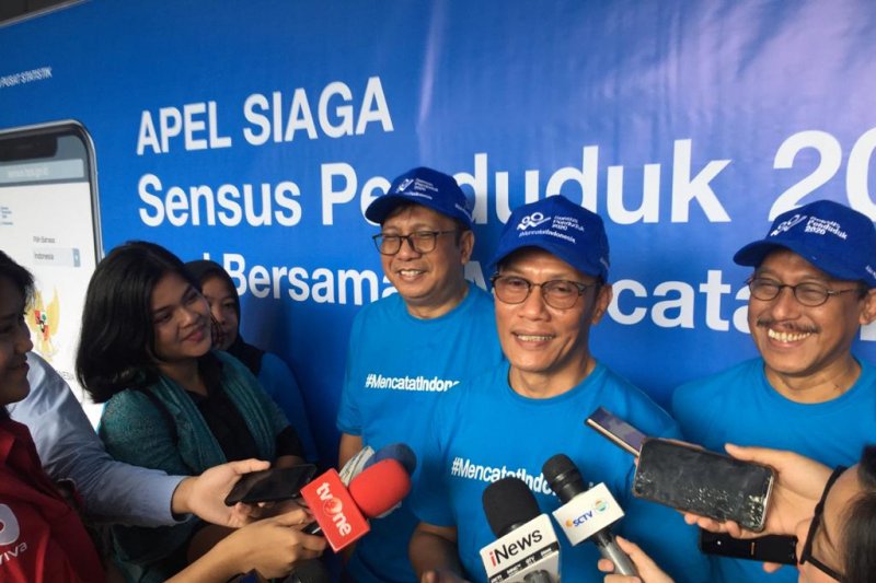 Kepala BPS Suhariyanto (tengah) usai memimpin Apel Siaga SP2020 di Kantor Pusat BPS Jakarta, Jumat (14/2/2020). (ANTARA/Mentari Dwi Gayati)