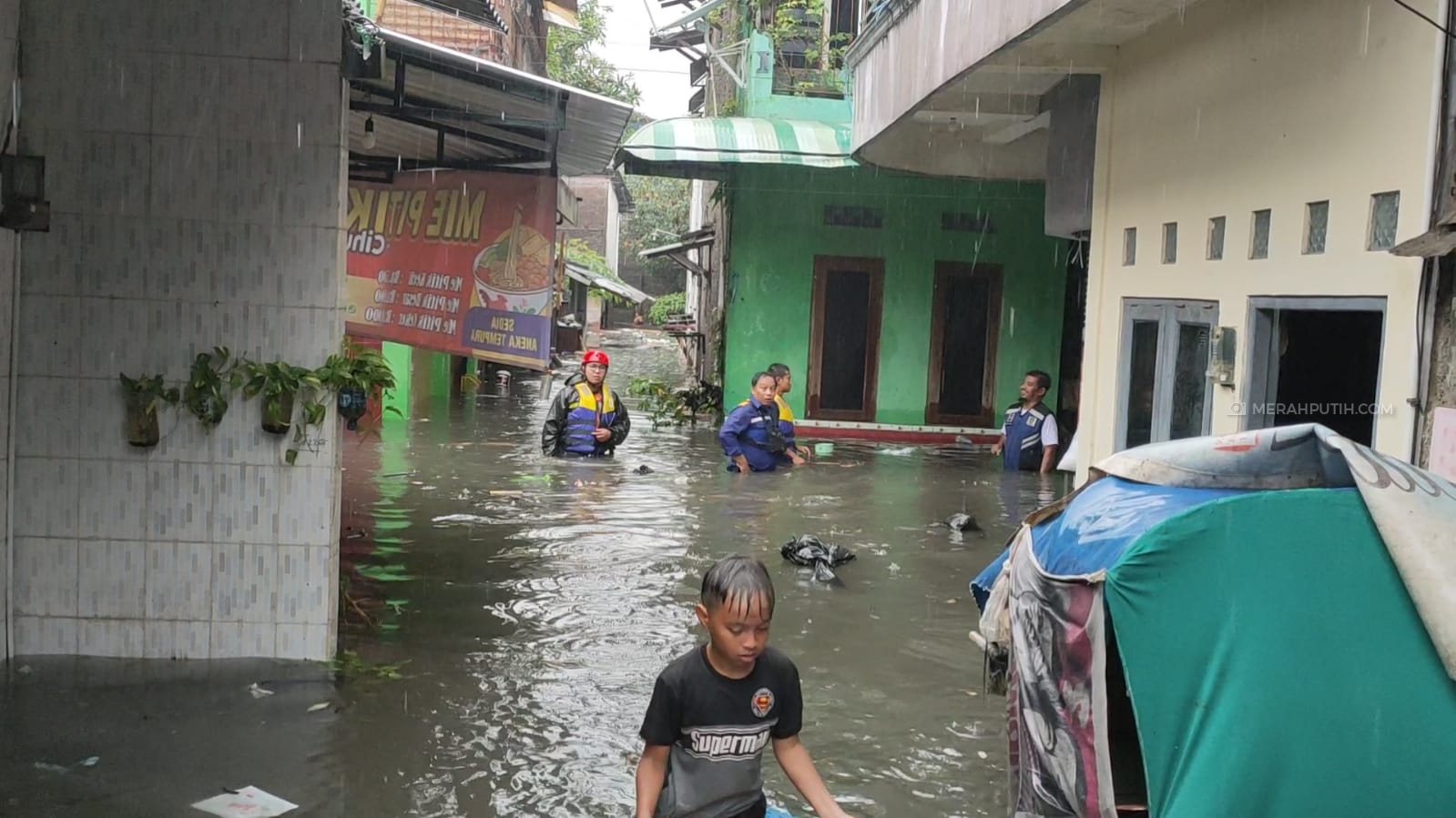 Kota Solo Tergenang Banjir hingga 1,5 Meter, Ratusan Rumah Terendam