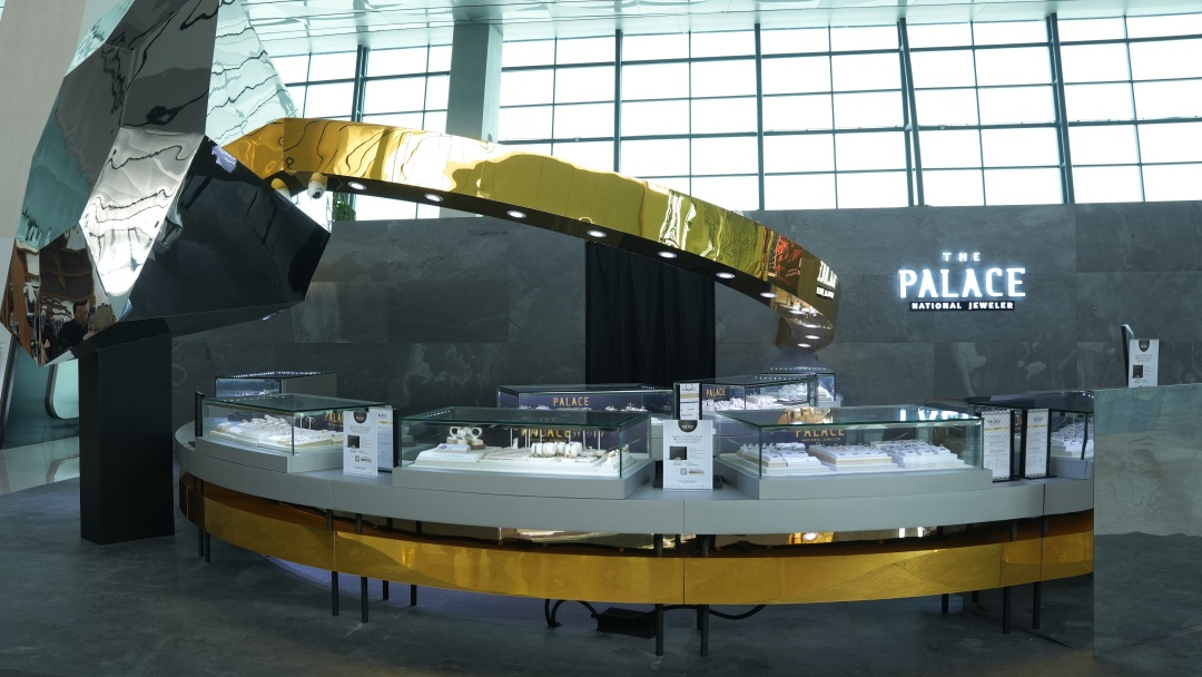 Sekarang Menunggu Pesawat di Bandara Bisa Lihat Pameran Perhiasan