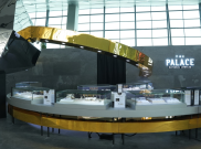 Sekarang Menunggu Pesawat di Bandara Bisa Lihat Pameran Perhiasan