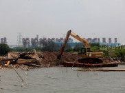 Mengintip Tumpukan Bambu Pagar Laut Pesisir Tarumajaya Bekasi