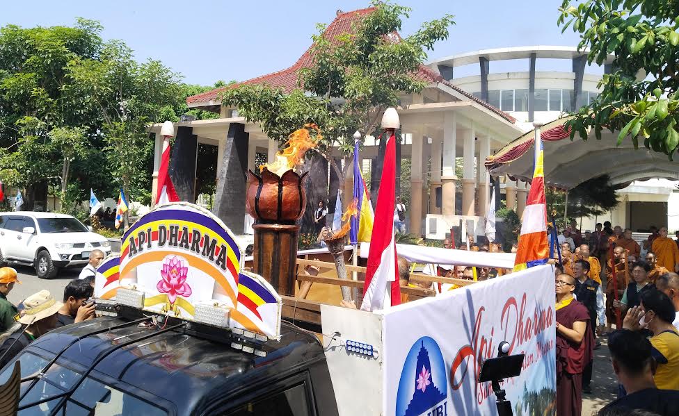 Jelang Perayaan Waisak, Umat Buddha Bawa Api Abadi Dharma ke Candi Mendut