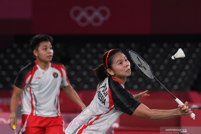 Ganda Putri Indonesia Greysia Pollii/Apriyani Rahayu mengembalikan kok ke arah ganda putri Jepang Yuki Fukushima/Sayaka Hirota dalam penyisihan Grup A Olimpiade Tokyo 2020 di Musashino Forest Sport Plaza, Tokyo, Jepang, Selasa (27/7/2021). ANTARA FOTO/Sigid Kurniawan