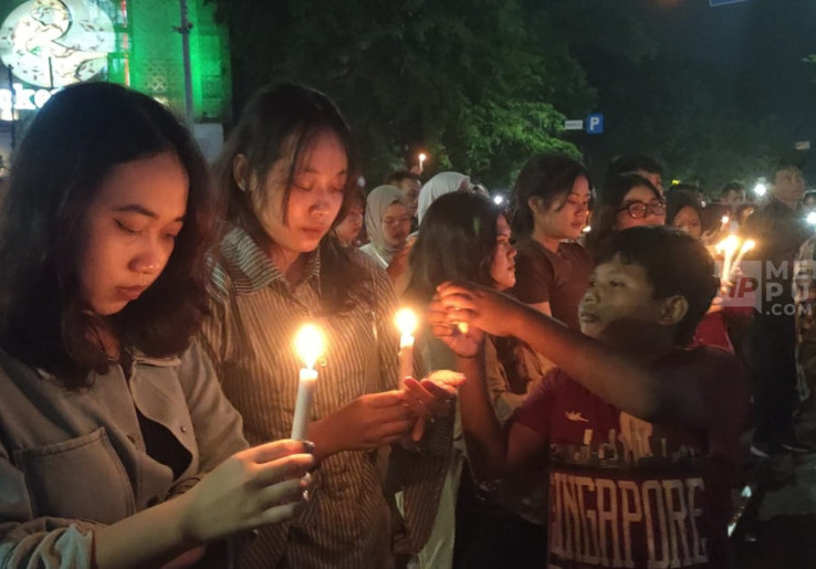 Ribuan Lilin Terangi Car Free Night Solo Sambut Tahun Baru 2026