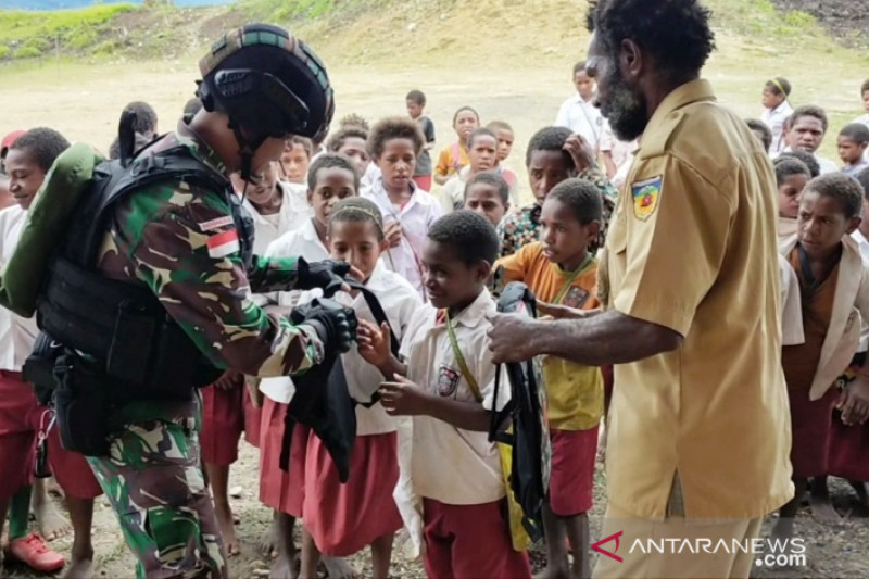 Satgas Pamtas Bagikan Tas Sekolah di Pegunungan Bintang Papua