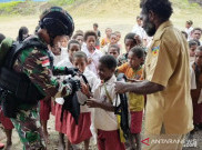 Satgas Pamtas Bagikan Tas Sekolah di Pegunungan Bintang Papua