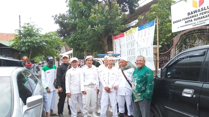 Anggota FPI Kawal Ketua PA 212 di Kantor Bawaslu Solo 