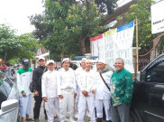 Anggota FPI Kawal Ketua PA 212 di Kantor Bawaslu Solo 