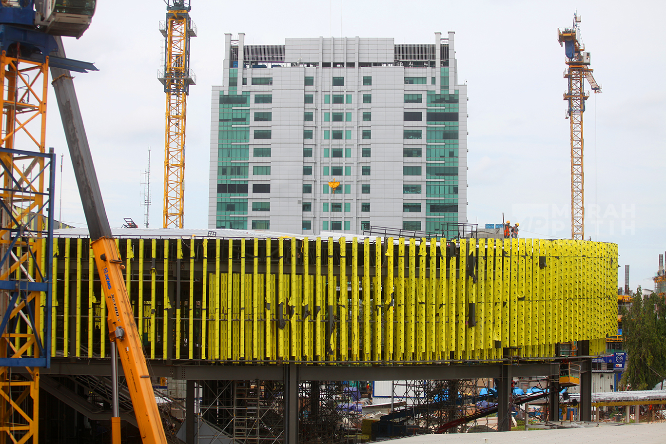 Aktivitas pekerja menyelesaikan proyek pengembangan Stasiun Tanah Abang di Jakarta, Jum'at (17/1/2025).