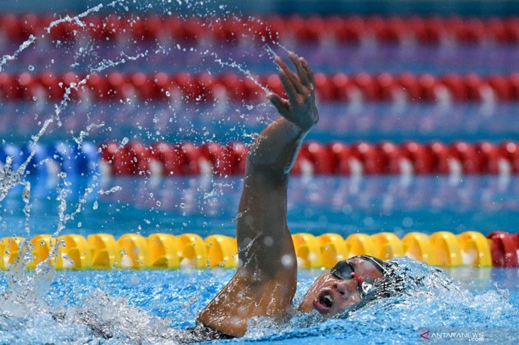 Perenang asal Kota Surabaya Adinda Larasati Dewi memacu kecepatan pada final 400 meter gaya bebas putri dalam Indonesia Open Swimming Championships 2019 di Stadion Akuatik, GBK, Jakarta, Jumat (13/12/2019). ANTARA FOTO/M Risyal Hidayat/nz (ANTARA FOTO/M RISYAL HIDAYAT)
