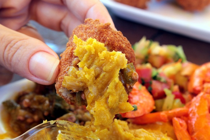 Makanan jadi oleh-oleh wajib dari liburan. (Foto: Pixabay/Gadini)