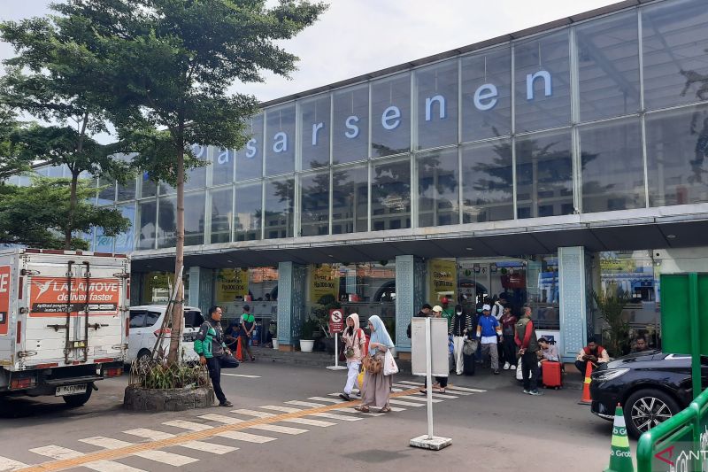 23.259 Pemudik Berangkat Dengan Kereta Jarak Jauh Dari Stasiun Pasar Senen di H-5 Lebaran