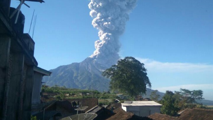 Gunung Merapi meletus