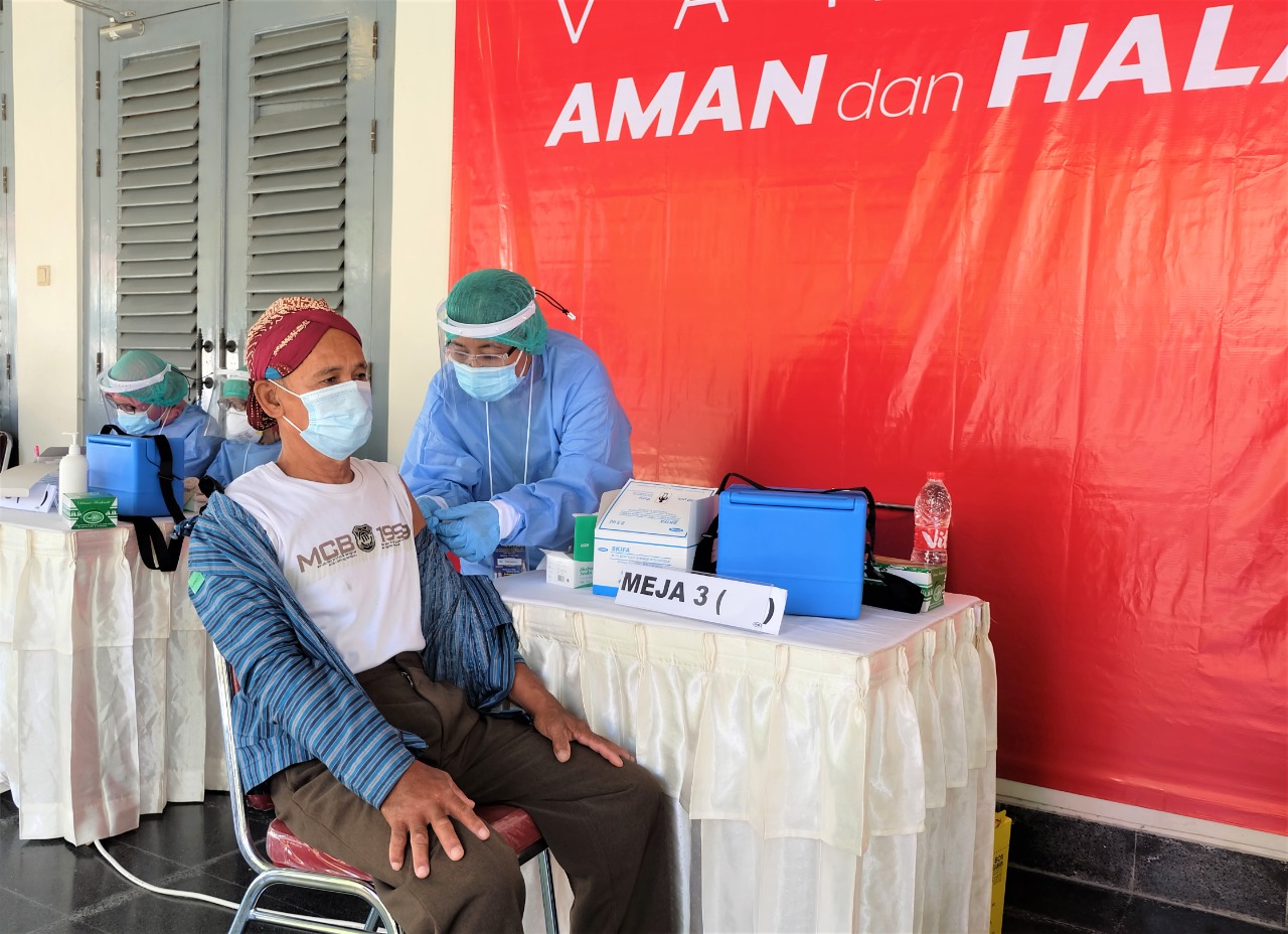 Pedagang dan pelaku usaha di sekitar kawasan Malioboro dan Tugu Jogjakarta sedang mengikuti vaksinasi pada Senin (1/3). Foto: Biro Sarpras Istana