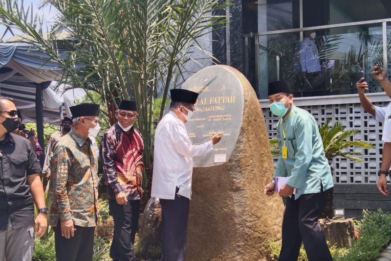 Ketua Umum Dewan Masjid Indonesia Jusuf Kalla menandatangani prasasti di depan Masjid Al Fattah yang disebut hemat energi dan ramah lingkungan, di Tulungagung, Jatim, Selasa (29/3/2022) (FOTO ANTARA/HO - Humas Pemkab Tulungagung)
