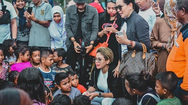 Bantu Korban Gempa di Maluku, Nikita Mirzani Tuai Banyak Pujian
