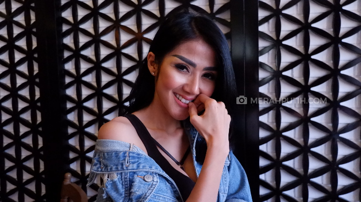 Crystal Oceania, Model dan Presenter Cantik dengan IPK Cumlaude