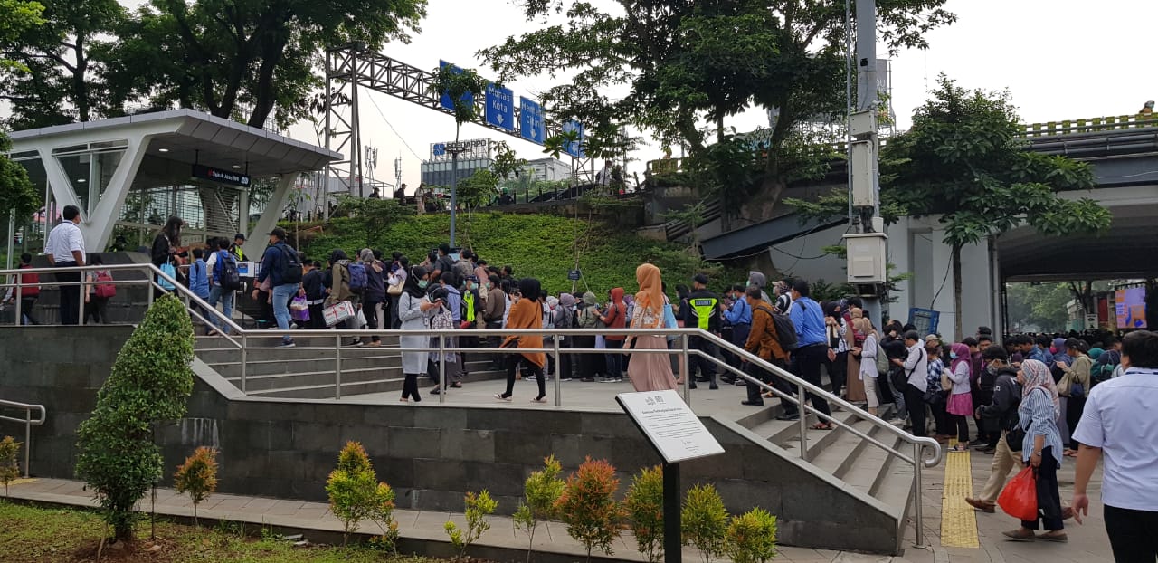 Pagi Tadi Kacau, Halte TransJakarta dan Stasiun MRT Sore Ini Mulai Dijaga TNI