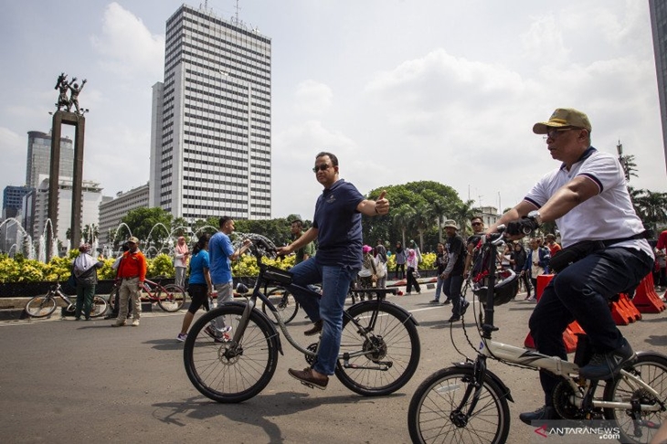 Dokumentasi - Gubernur DKI Jakarta Anies Baswedan (tengah) meninjau Hari Bebas Kendaraan Bermotor (HBKB) di kawasan Bundaran HI, Jakarta, Minggu (3/11/2019). Setelah dihentikan sejak 11 Maret 2020 untuk menghindari penyebaran virus corona (COVID-19), Anies secara bertahap mulai pekan depan membuka kembali jalur sepeda dan pejalan kaki dengan pembatasan sesuai protokol kesehatan, yakni menjarak fisik. ANTARA FOTO/Dhemas Reviyanto/ama.