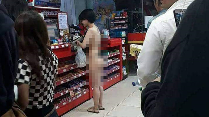 Gambar wanita hampir bugil saat berbelanja di sebuah apotek. (ist)