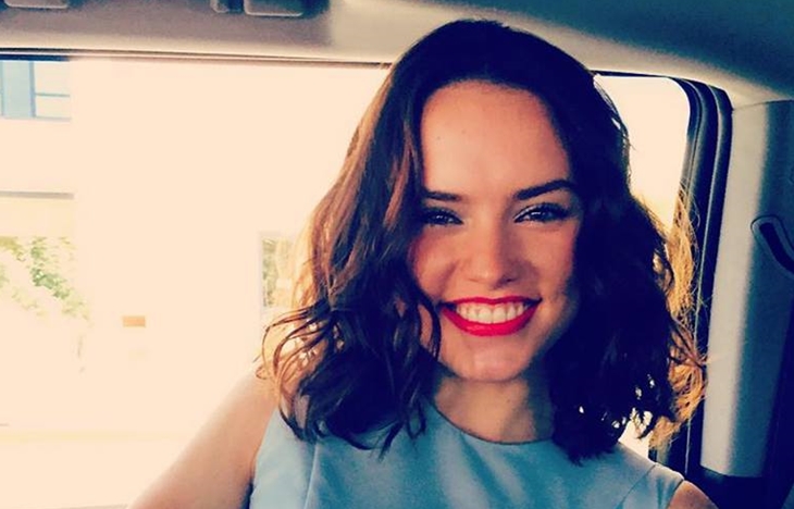 Kocak! Daisy Ridley Main Whisper Challenge Bareng Jimmy Fallon