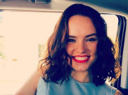 Kocak! Daisy Ridley Main Whisper Challenge Bareng Jimmy Fallon