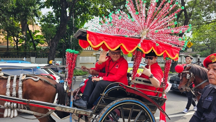 Daftarkan Caleg ke KPU, PDIP Berangkat dengan Defile Kebudayaan