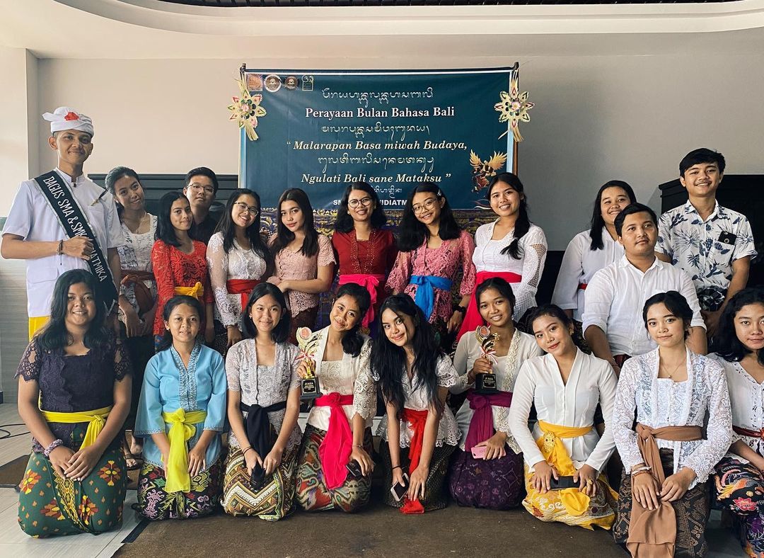 Keunikan Ngilmu di Negeri Aing, Siswa Pulau Dewata Sekolah Pakai Pakaian Adat