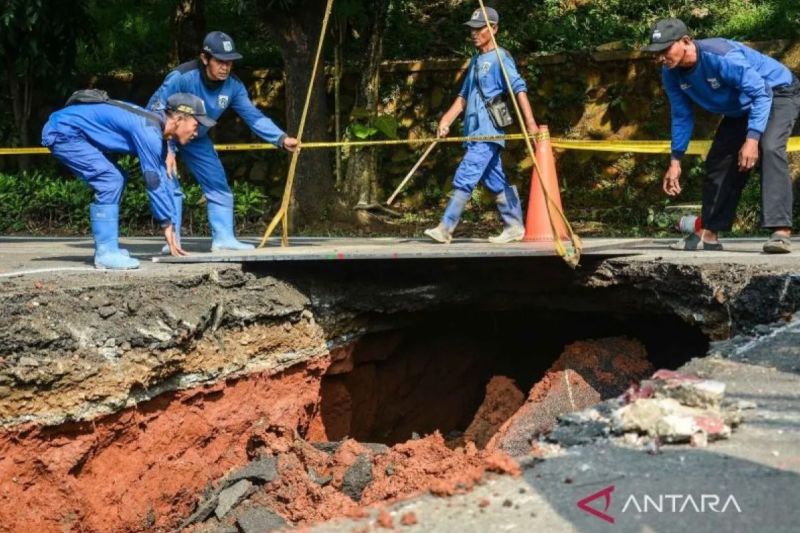 Imbas Perbaikan Jalan Ambles, Arah Lenteng Agung–Depok Ditutup Hingga Besok Pagi!