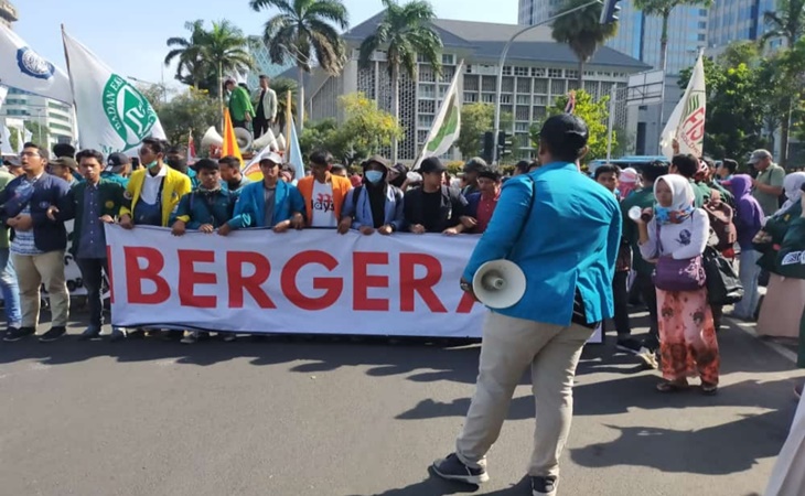 Elemen mahasiswa yang tergabung dalam BEM SI menggelar unjuk rasai di kawasan Patung Kuda