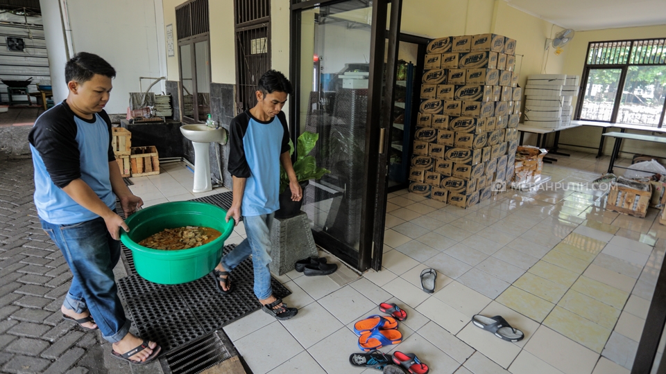 Petugas tengah memasak makanan untuk persiapan berbuka puasa di dapur umum Masjid Istiqlal, Jakarta, Minggu, (12/5/2019). Sebanyak tiga juru masak, dua asisten juru masak dan delapan pekerja bagian pembungkusan di dapur umum Masjid Istiqlal. Selama bulan Ramadan, Badan Pelaksana Pengelola Masjid Istiqlal menyiapkan 2.000 - 4.000 takjil dan nasi kotak untuk masyarakat yang berbuka puasa di Masjid tersebut. Merahputih.com / Rizki Fitrianto