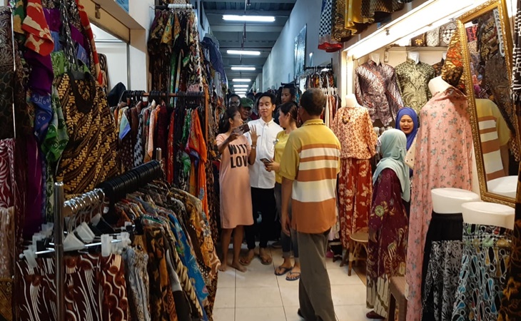 Gibran saat blusukan dan serap aspirasi warga di Pasar Klewer