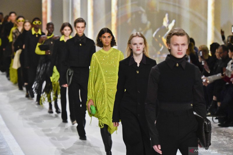 Model memeragakan koleksi busana label Bottega Veneta dalam rangkaian acara di Pekan Mode Milan (Milan Fashion Week) di Milan, Italia pada 22 Februari 2020. (ANTARA/Reuters/Jonas Gustavsson/Sipa USA via Re/Jonas Gustavsson)